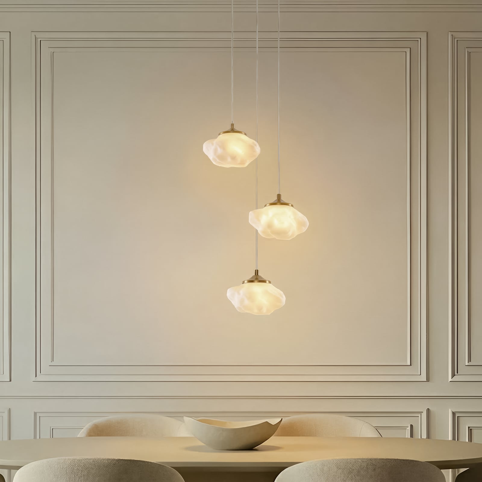 Lindby hanglamp Piatra, Ø 25 cm, 3-lamps, opaal/messing, glas