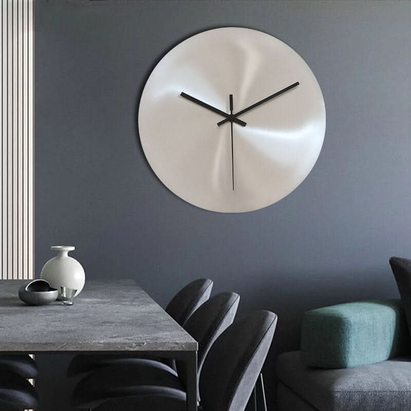 Minutra Wanduhr Aus Edelstahl Mit Präziser Zeitanzeige Und Zeitlosem Design