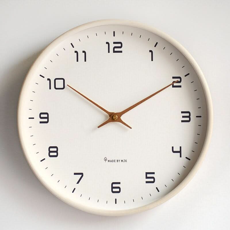Claryo Skandinavische Holz-Wanduhr Minimalistisches Design