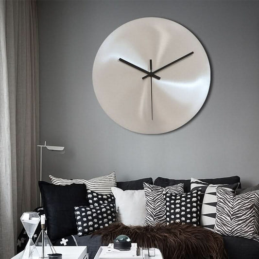 Minutra Wanduhr Aus Edelstahl Mit Präziser Zeitanzeige Und Zeitlosem Design