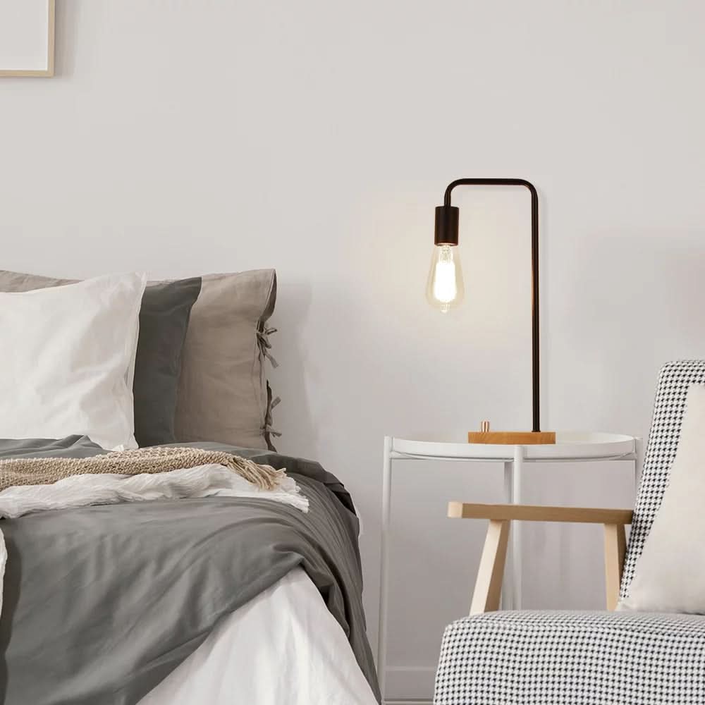 Ciara Holzlampe Mit Schwarzen Metallakzenten Für Wohnzimmer Und Büro