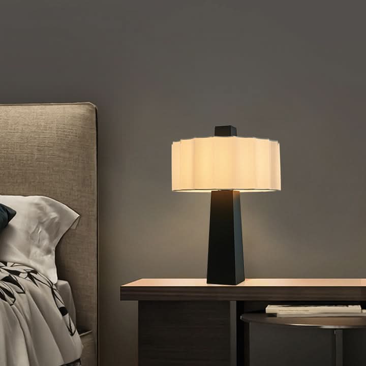 AELA Lampe Mit Metall Oder Holzsockel Und Lichtstreuender Lampenschirm Aus Stoff Oder Papier