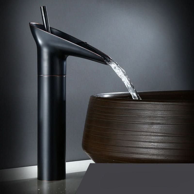 AquaFalls – Antiker Wasserfall-Waschtischhahn aus Messing