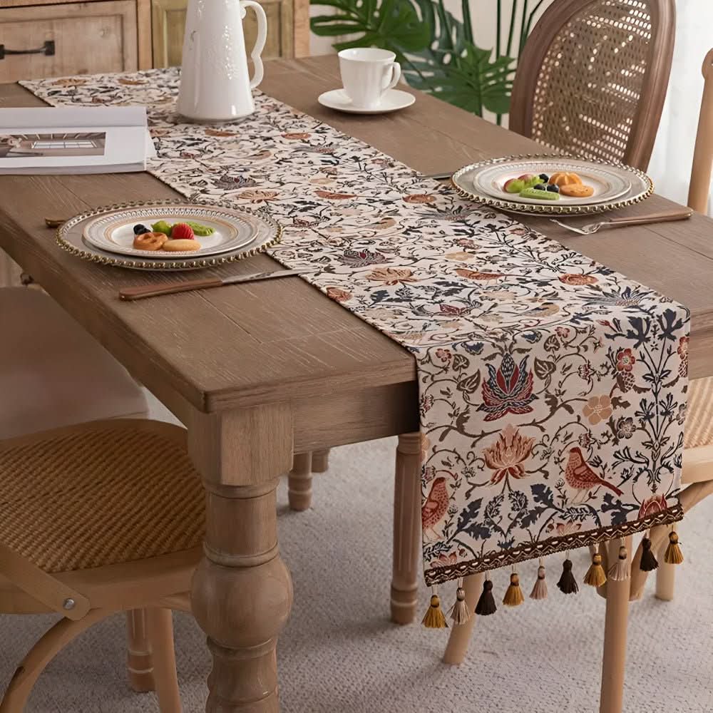 KlassischeLeinen – Eleganter Tischläufer mit Blumen- und Vogelmotiv