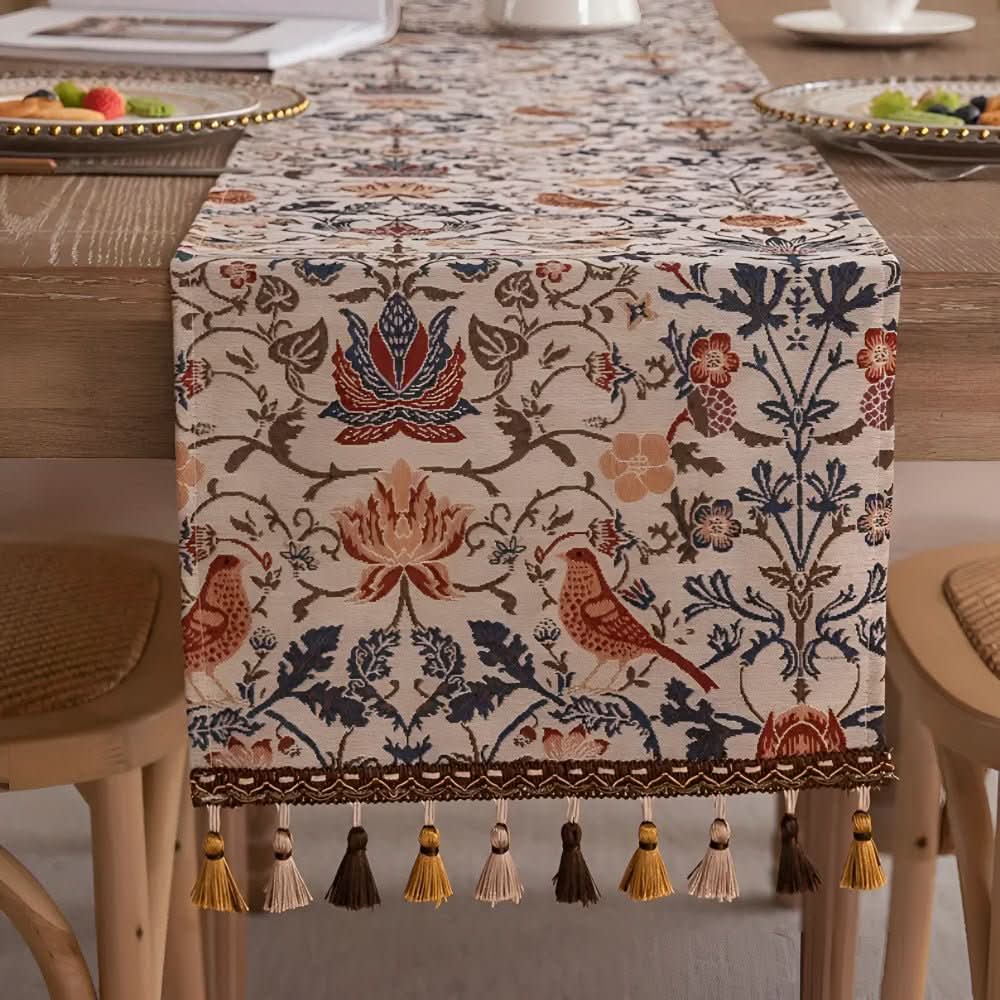 KlassischeLeinen – Eleganter Tischläufer mit Blumen- und Vogelmotiv