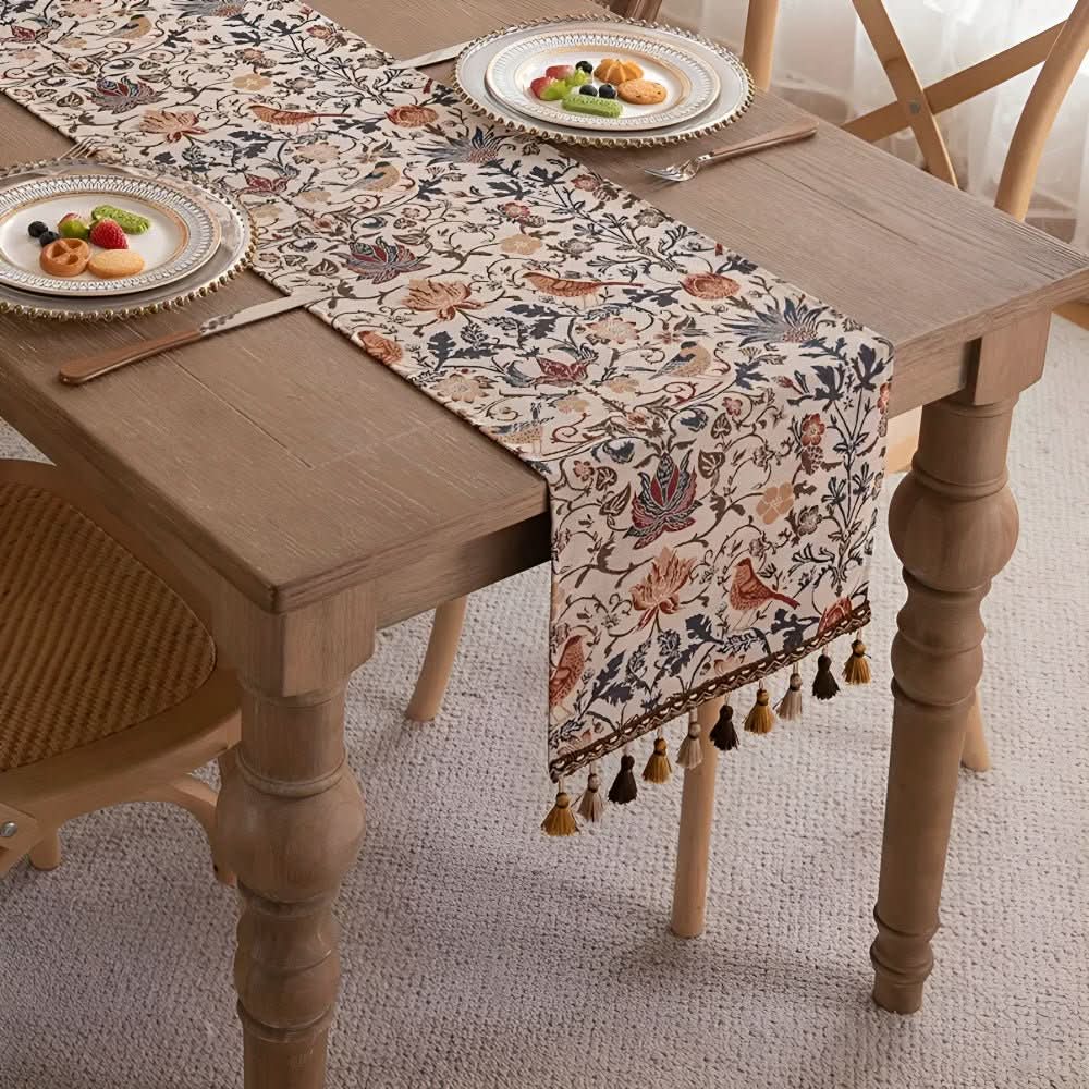 KlassischeLeinen – Eleganter Tischläufer mit Blumen- und Vogelmotiv