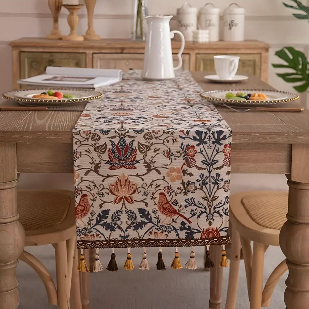 KlassischeLeinen – Eleganter Tischläufer mit Blumen- und Vogelmotiv