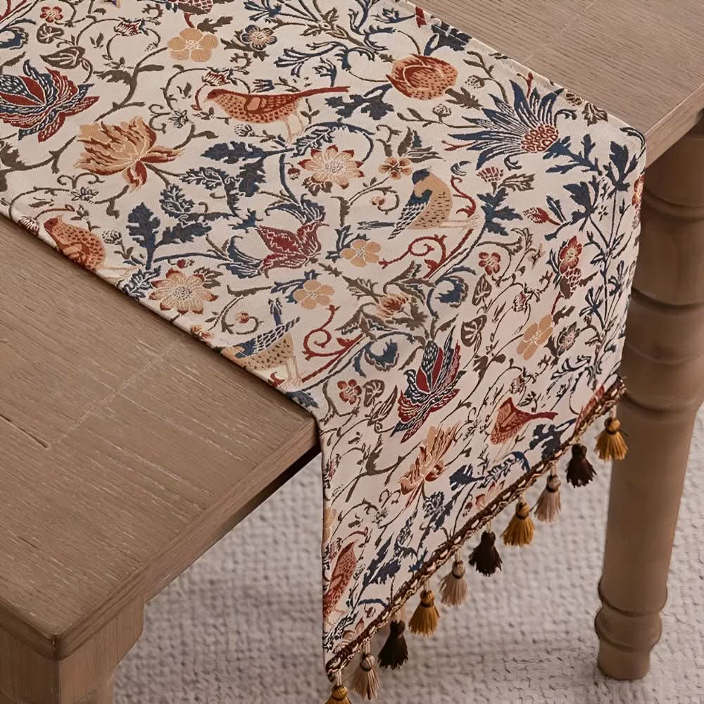 KlassischeLeinen – Eleganter Tischläufer mit Blumen- und Vogelmotiv
