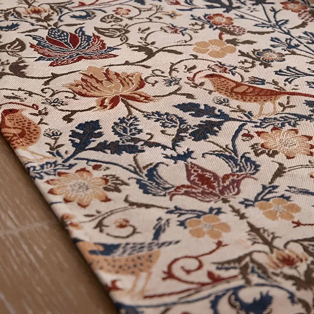 KlassischeLeinen – Eleganter Tischläufer mit Blumen- und Vogelmotiv