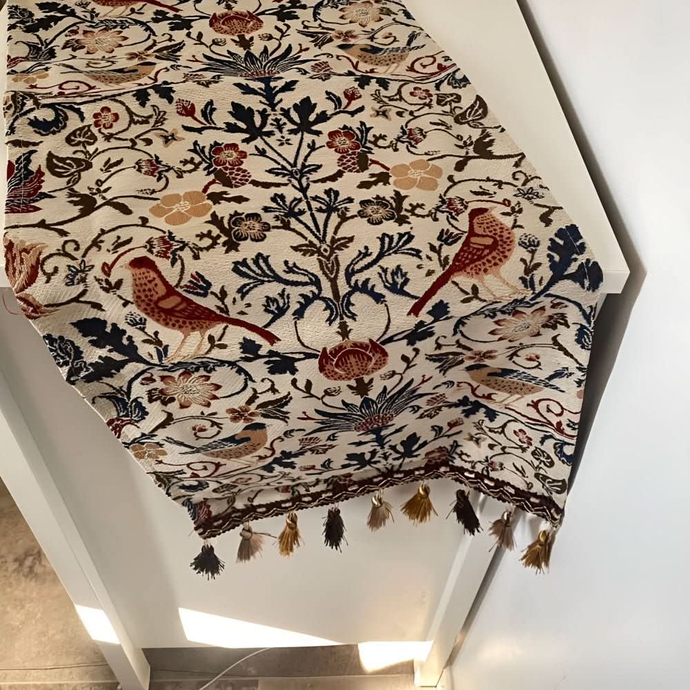 KlassischeLeinen – Eleganter Tischläufer mit Blumen- und Vogelmotiv