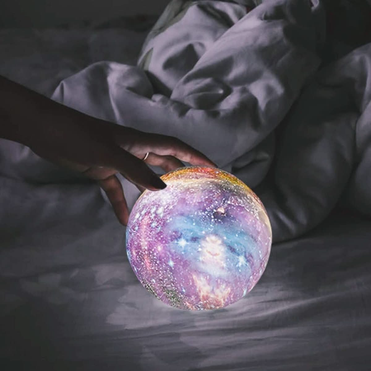 CosmoShine – Mehrfarbiges Mond-Nachtlicht mit Fernbedienung 7