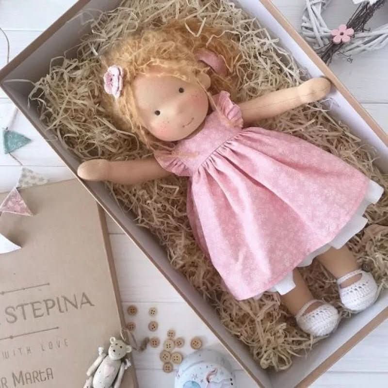 Selina – Handgefertigte Baumwoll-Waldorf-Puppe für Kreatives Spielen