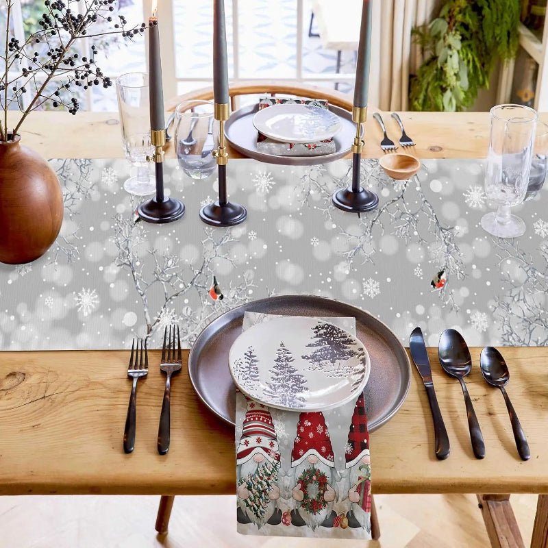 GNOMELINEN – Festlicher Weihnachtstischläufer aus Leinen mit Schneeflockenmotiv und Wichtelmotiv 3