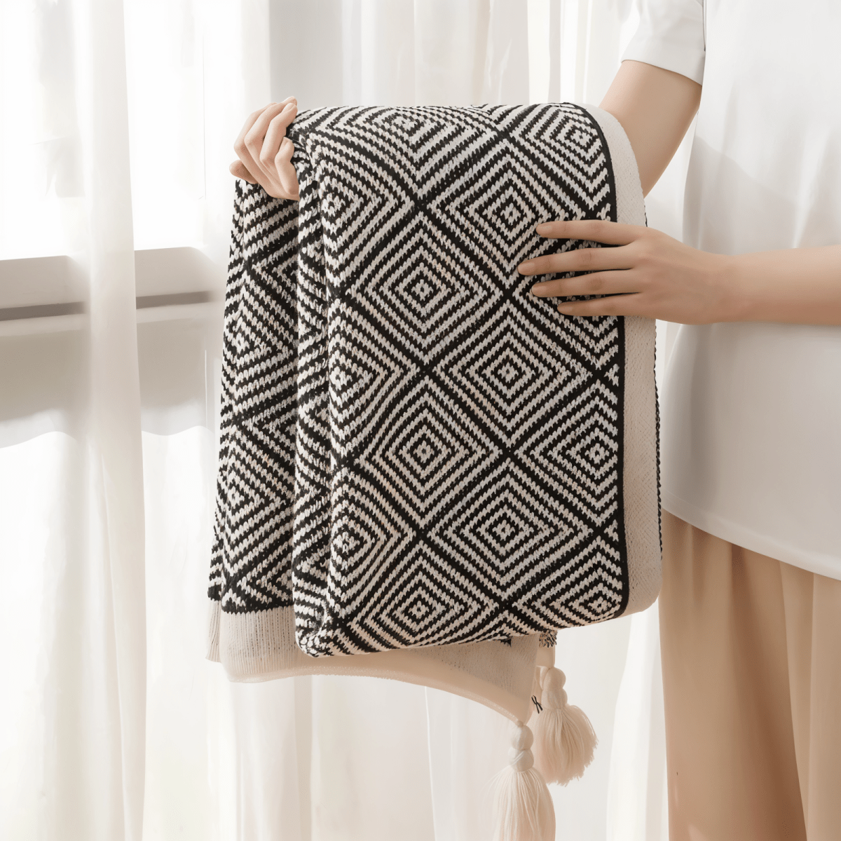 Polystripe – Gemütliche Schwarz-Weiß Geometrische Flausch-Decke