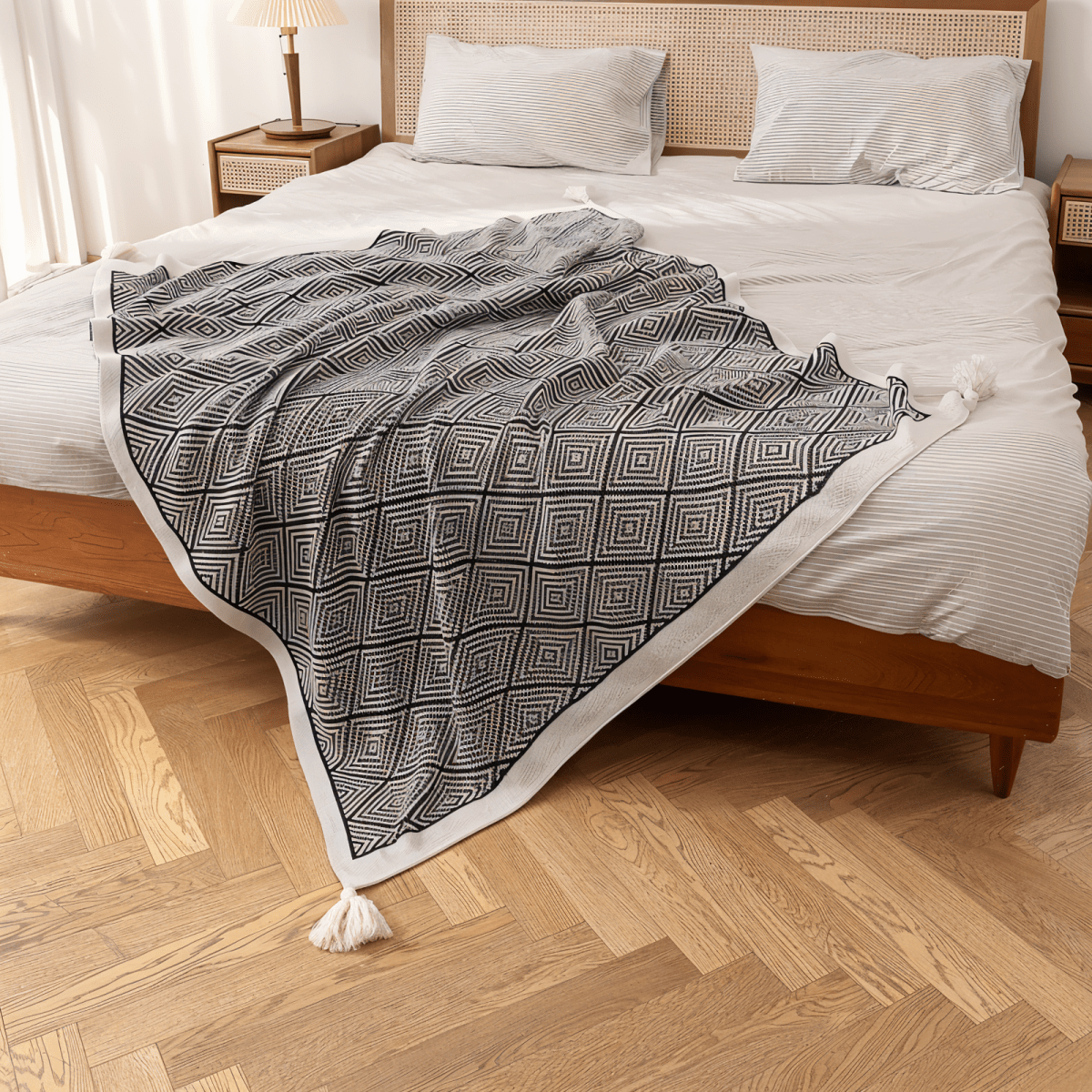 Polystripe – Gemütliche Schwarz-Weiß Geometrische Flausch-Decke