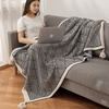 Polystripe – Gemütliche Schwarz-Weiß Geometrische Flausch-Decke