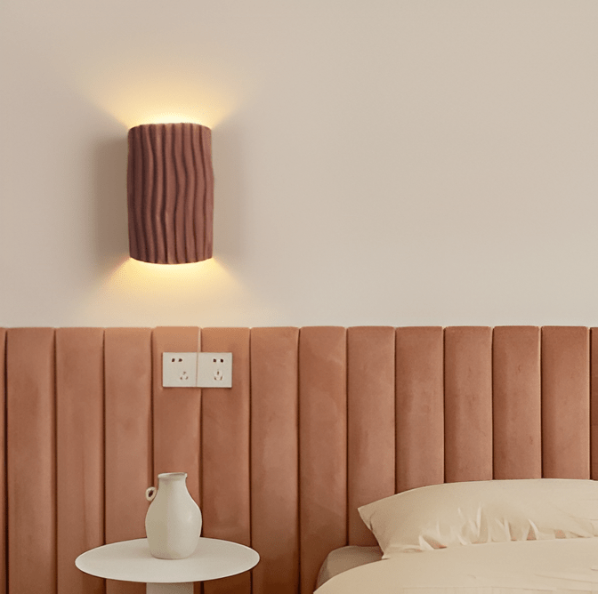 Kiana Wandleuchte Aus Harz Mit Plissierte Textur Und Geschwungenem Design
