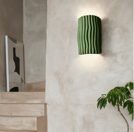Kiana Wandleuchte Aus Harz Mit Plissierte Textur Und Geschwungenem Design