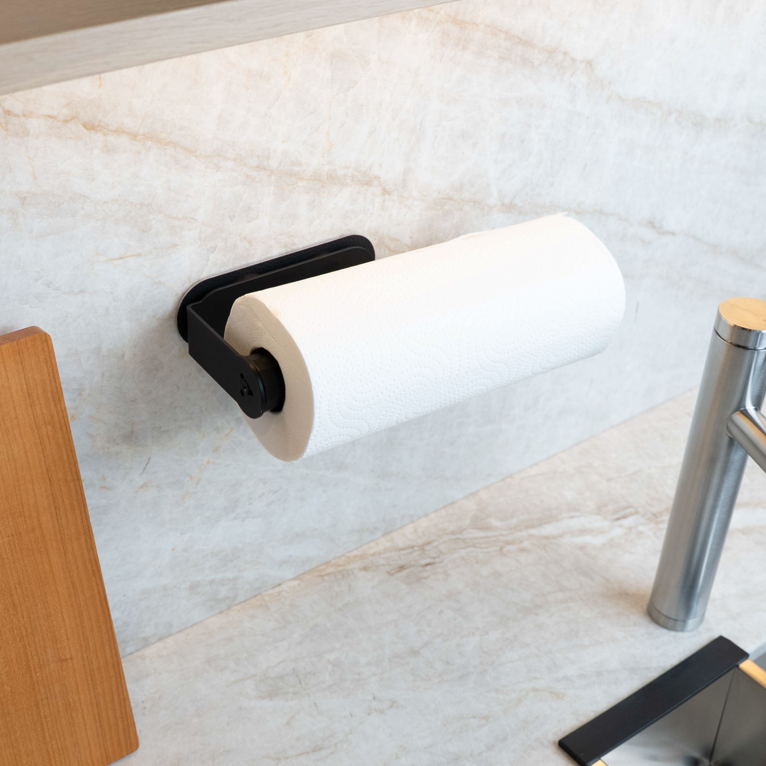 Magnetic kitchen roll holder including metal bar