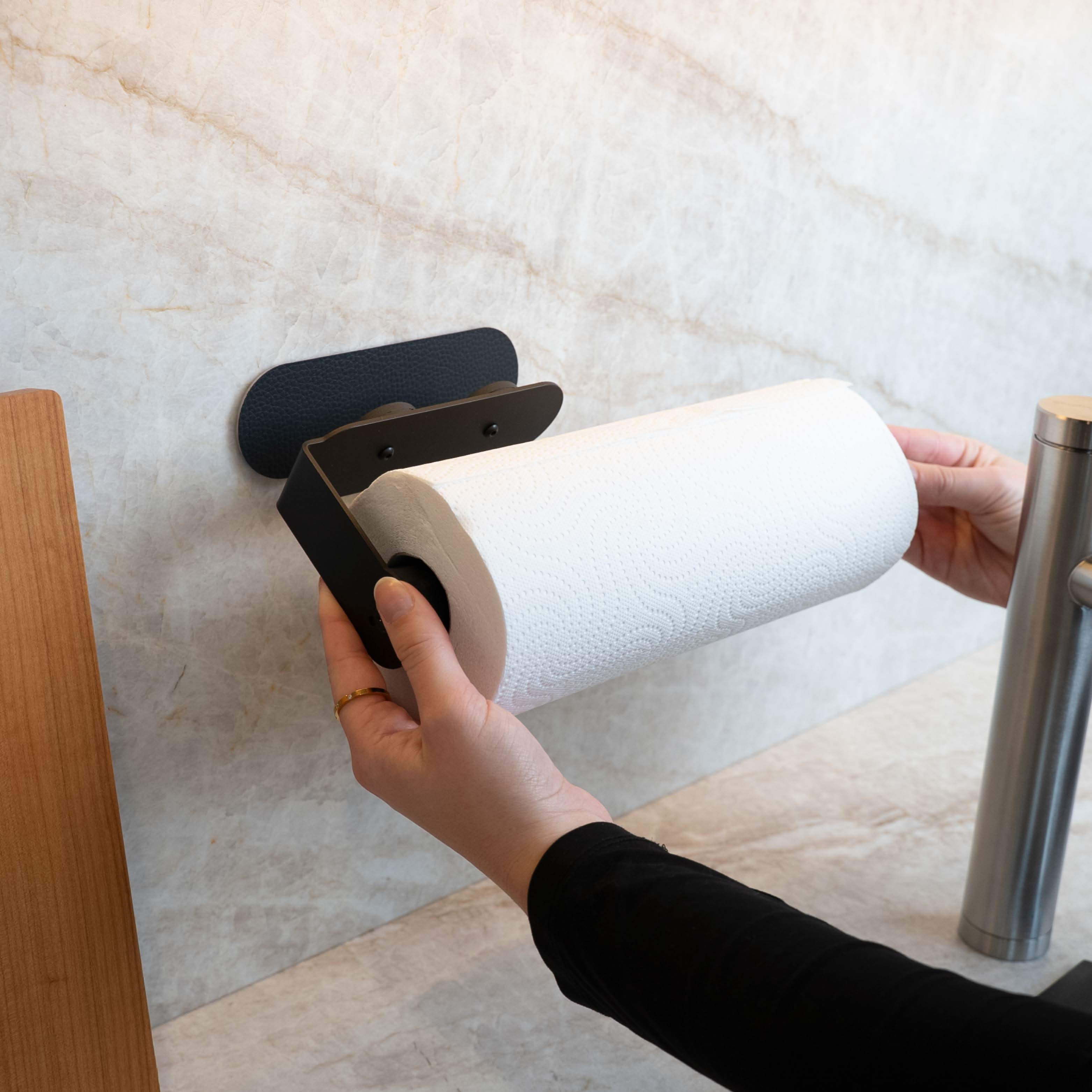 Magnetic kitchen roll holder including metal bar