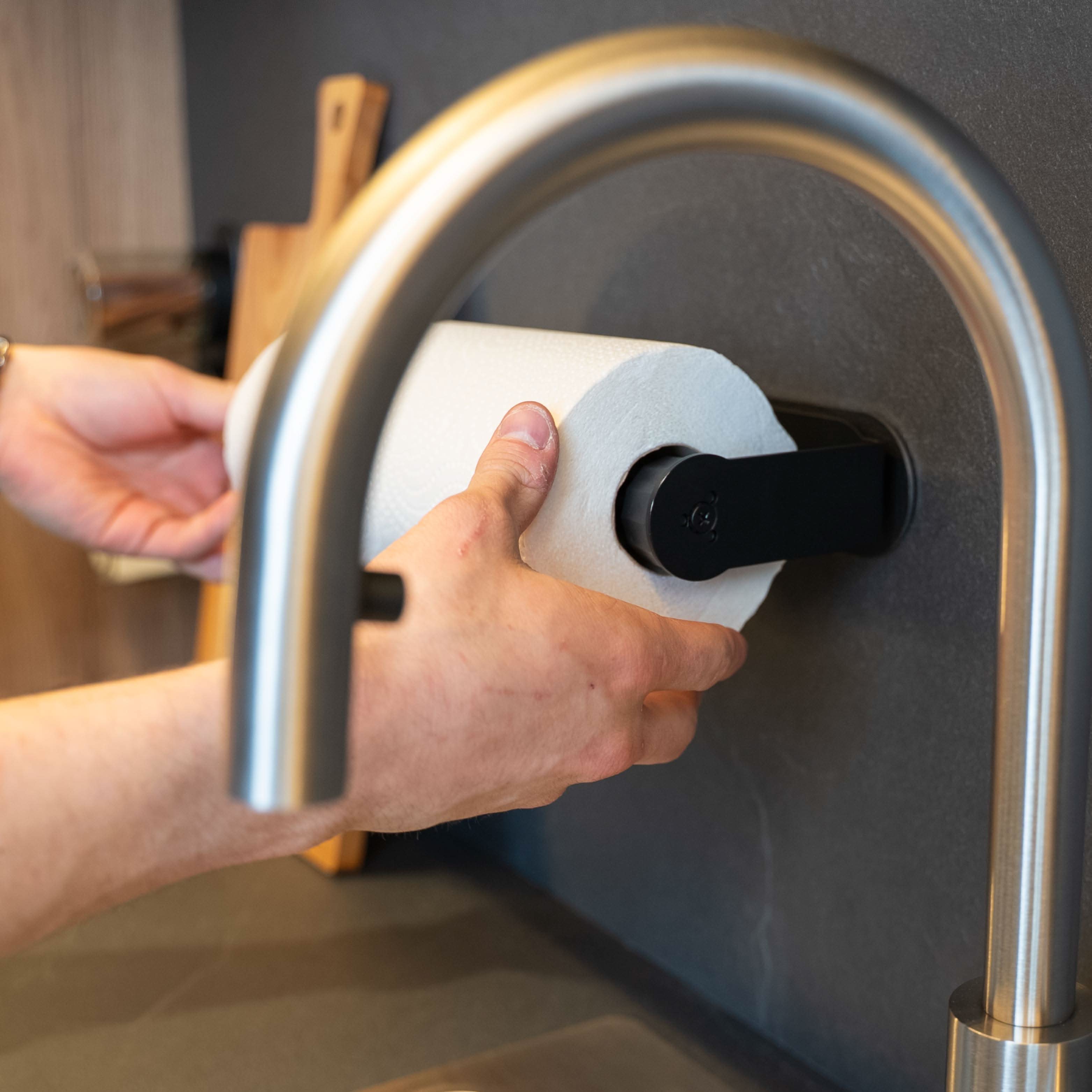 Magnetic kitchen roll holder including metal bar