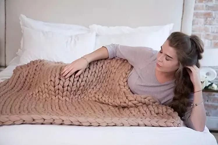 Plushora – Handgefertigte Minky Dicke Decke für Wärme & Komfort