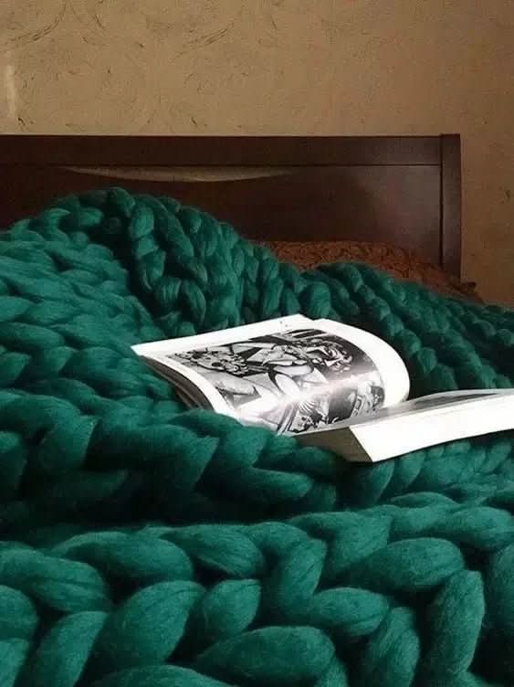 Plushora – Handgefertigte Minky Dicke Decke für Wärme & Komfort