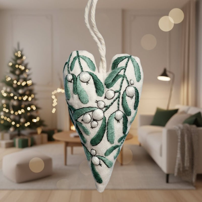 STITCHMAS – DIY-Set für herzförmigen Weihnachtsschmuck mit Stickstoff und Garn 2