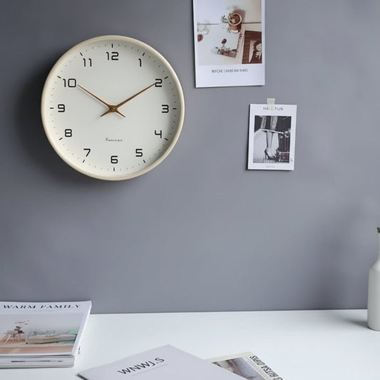 Claryo Skandinavische Holz-Wanduhr Minimalistisches Design