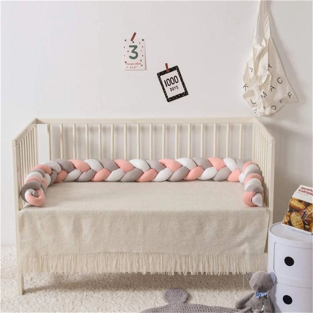 Babybett mit geflochtenem Rand - weiches Kuschelnest für Neugeborene