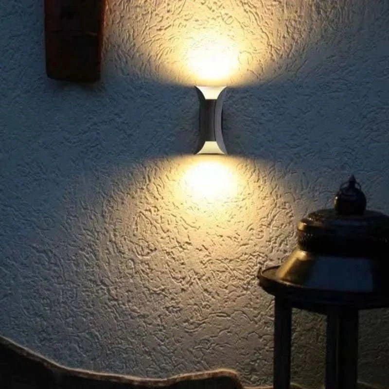 Orr Gebogene Outdoor-Wandleuchte – Gebogene LED-Wandleuchte mit IP65-Schutz