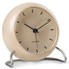 AJ City Hall Tischuhr, Sandy beige
