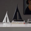 LORIANA Elegante Küstenkunst Harz-Segelboot-Skulptur Weiß Schwarz
