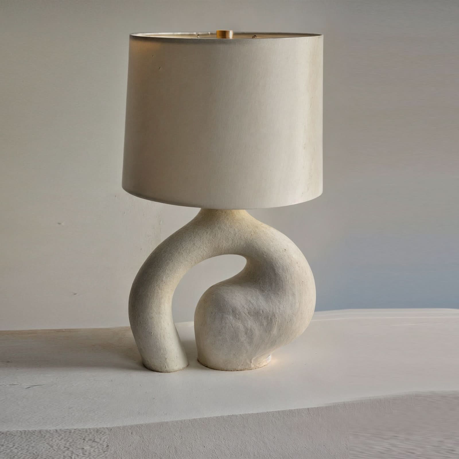 SIA Elegante Minimalistische Kunstharz Lampe Stilvolles Statement-Stück
