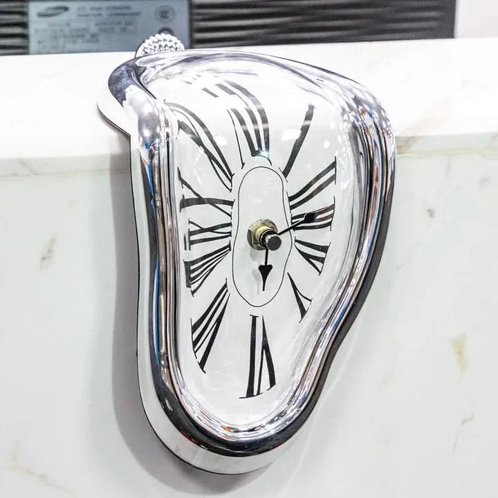 Cali - Surrealistische Tropfende Wanduhr