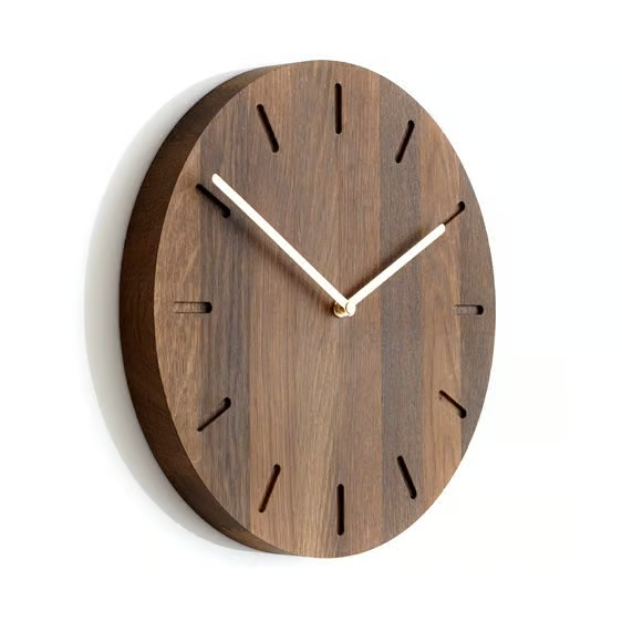 OAKVANE Watch Out Wanduhr – Skandinavische Eichen-Wanduhr Mit Messingzeigern
