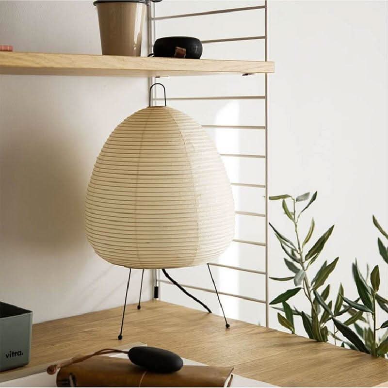 Serafina – Schriftrollen-Inspirierte Tischlampe