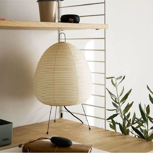 Serafina – Schriftrollen-Inspirierte Tischlampe