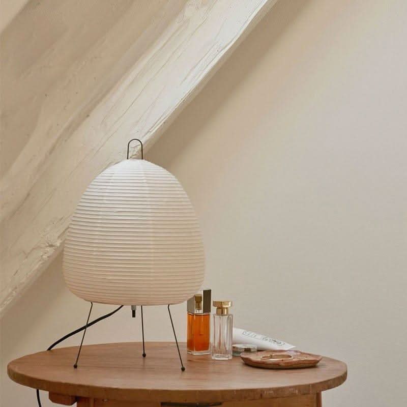 Serafina – Schriftrollen-Inspirierte Tischlampe