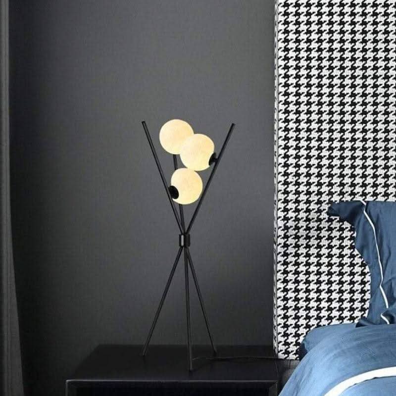 DAPHNE Opal Kugel Stehlampe Schwarzer Metallrahmen Drei Opalglaskugeln Modernes Design