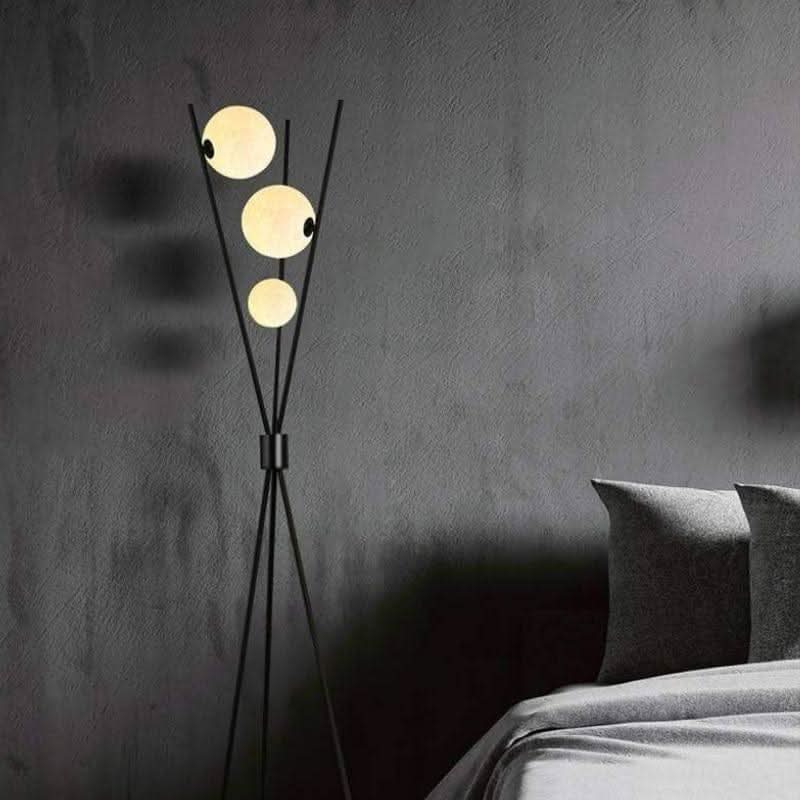 DAPHNE Opal Kugel Stehlampe Schwarzer Metallrahmen Drei Opalglaskugeln Modernes Design