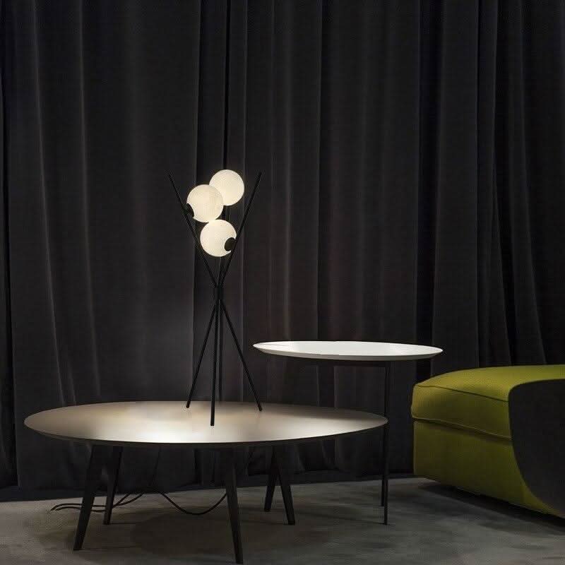 DAPHNE Opal Kugel Stehlampe Schwarzer Metallrahmen Drei Opalglaskugeln Modernes Design